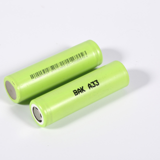 Baterías 18650 verdes de 3,6 voltios en el puerto de carga